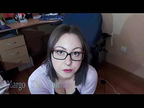 ❤️ Moza sexy con lentes chupa un consolador profundamente ante a cámara ☑ Vídeo anal en nós ❌❤